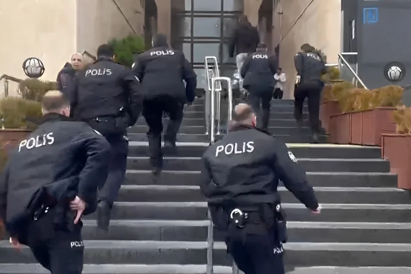 Bursada məhkəmə binasına silahlı hücum olub, iki nəfər ölüb