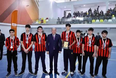 Şahin Bağırov voleybol üzrə rayon birinciliyinin qaliblərini mükafatlandırıb