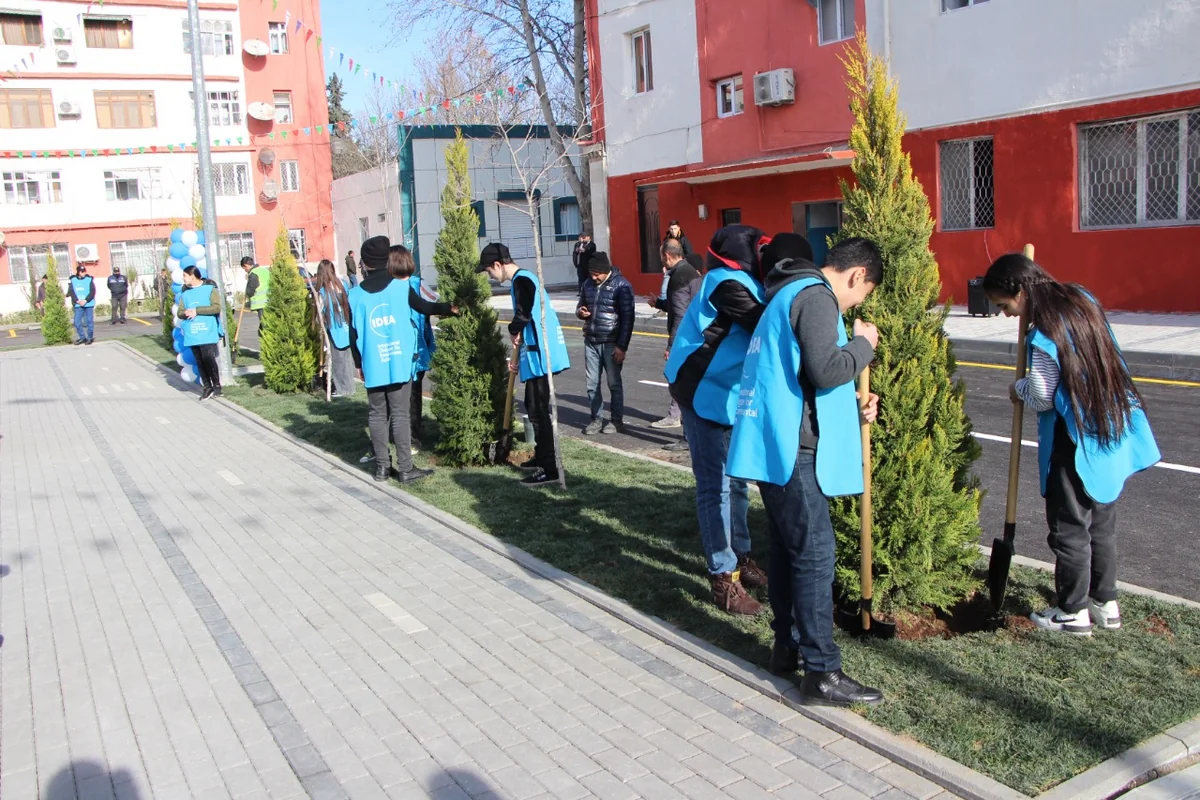 Yevlaxda 600 nəfərin yaşadığı həyət abadlaşdırılıb