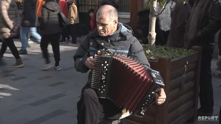 Türkiyədə azərbaycanlı küçə musiqiçisi: Qarabağla bağlı mahnı oxuyanda yaxşı pul verirlər - VİDEO