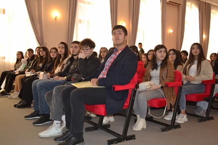 Prezident seçkilərində ilk dəfə səs verəcək tələbələrlə maarifləndirici seminarlar keçirilir