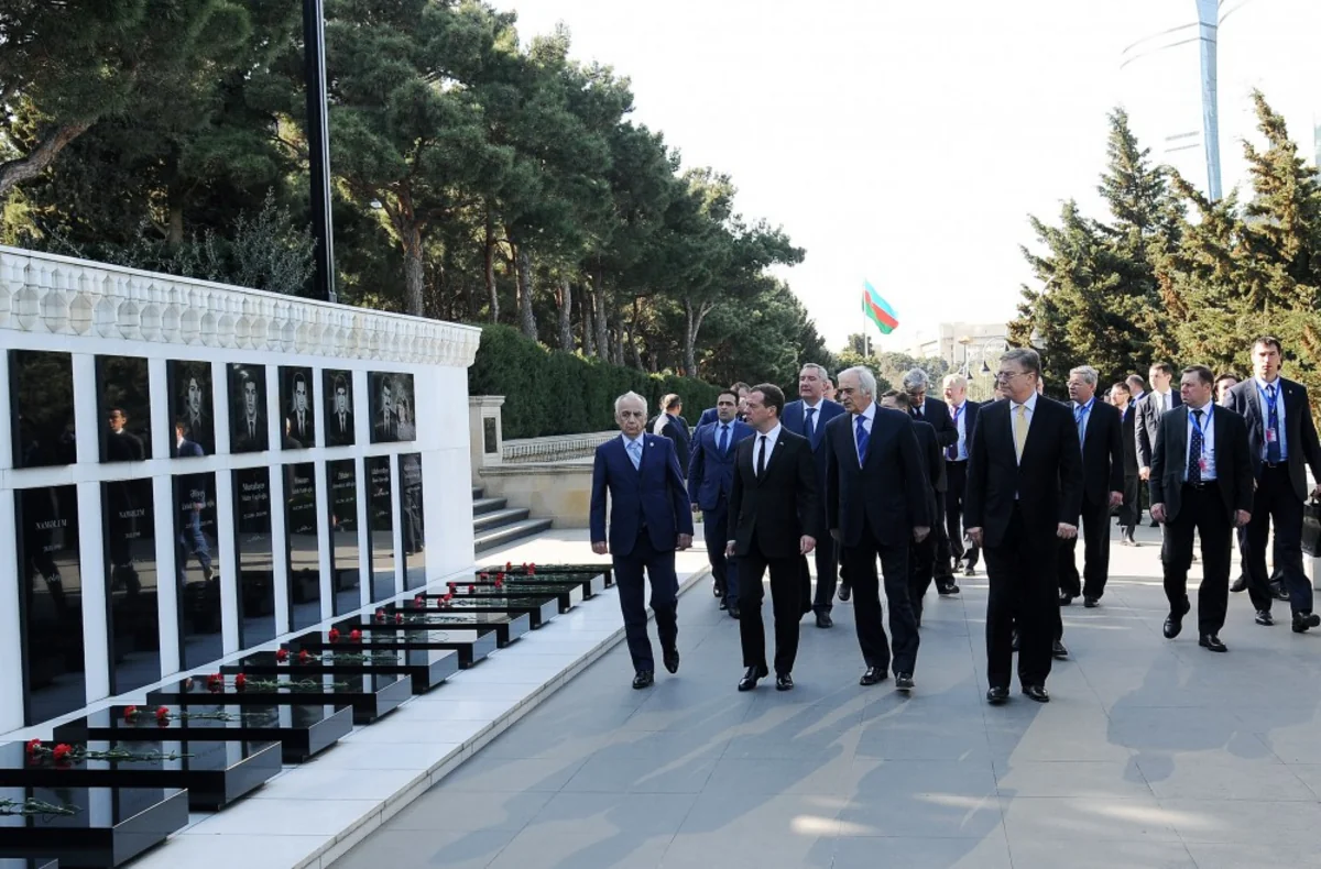 ​Medvedev Fəxri xiyabanı və Şəhidlər xiyabanını ziyarət edib