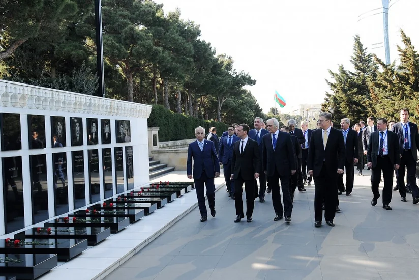 ​Medvedev Fəxri xiyabanı və Şəhidlər xiyabanını ziyarət edib