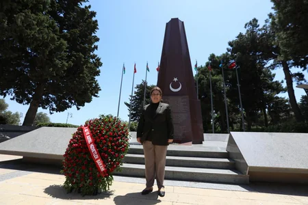 Türkiyəli nazir Fəxri və Şəhidlər xiyabanlarını ziyarət edib