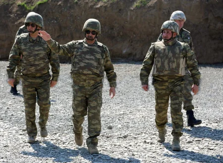 Zakir Həsənov ön xətdə yerləşən bölmələrdə müdafiənin təşkilini yoxlayıb