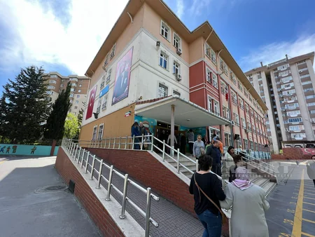 Türkiyədə seçki məntəqələrində izdiham müşahidə olunur - REPORTAJ