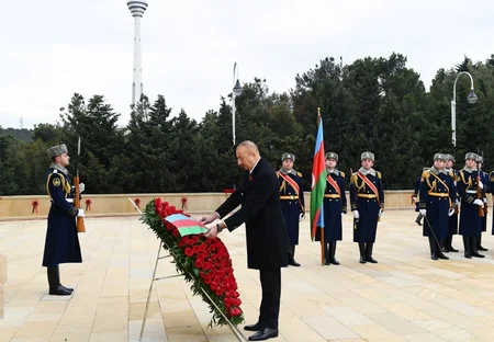 Prezident İlham Əliyev Şəhidlər xiyabanını ziyarət edib - FOTOLAR - YENİLƏNİB