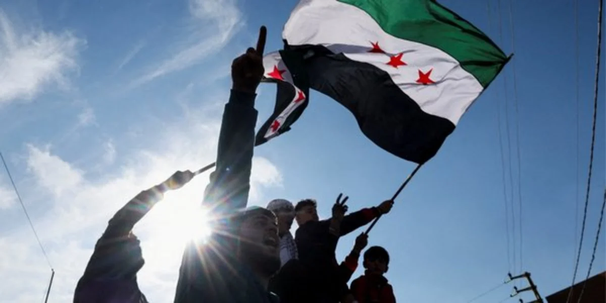 Suriyanın Madriddəki səfirliyinin eyvanında rəsmi bayraq dəyişdirilib