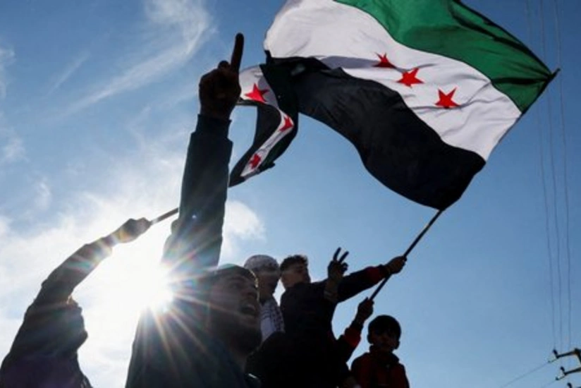 Suriyanın Madriddəki səfirliyinin eyvanında rəsmi bayraq dəyişdirilib