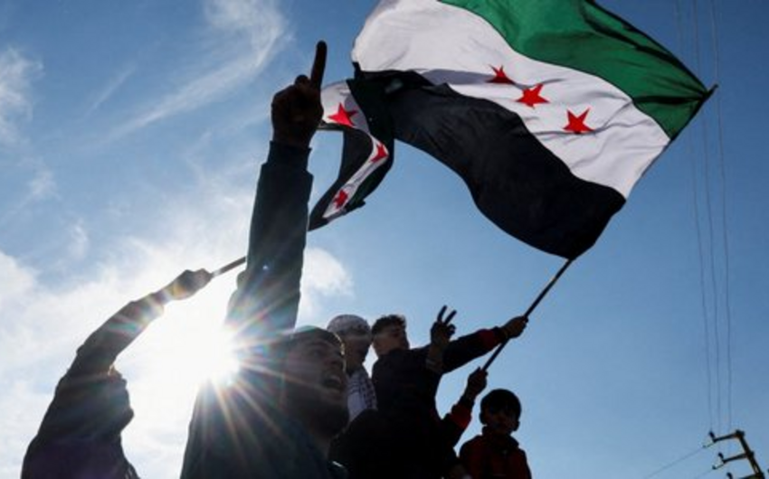 Suriyanın Madriddəki səfirliyinin eyvanında rəsmi bayraq dəyişdirilib