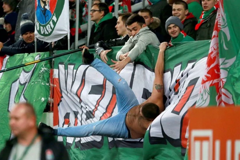 Lokomotiv - Krasnodar oyunu zamanı azarkeş tribunadan yerə yıxılıb