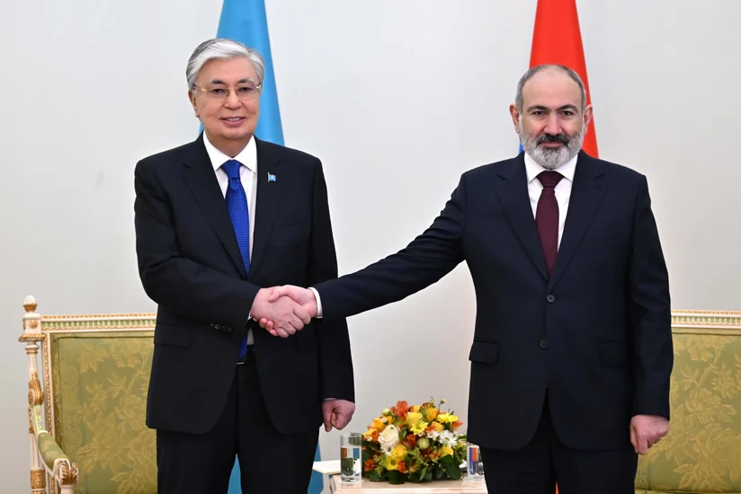 Qazaxıstan Prezidenti Ermənistanın baş naziri ilə görüşüb