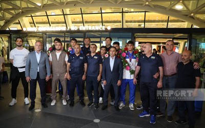 Avropa çempionatında uğurlu çıxış edən Azərbaycanın sərbəst güləşçiləri Vətənə qayıdıblar