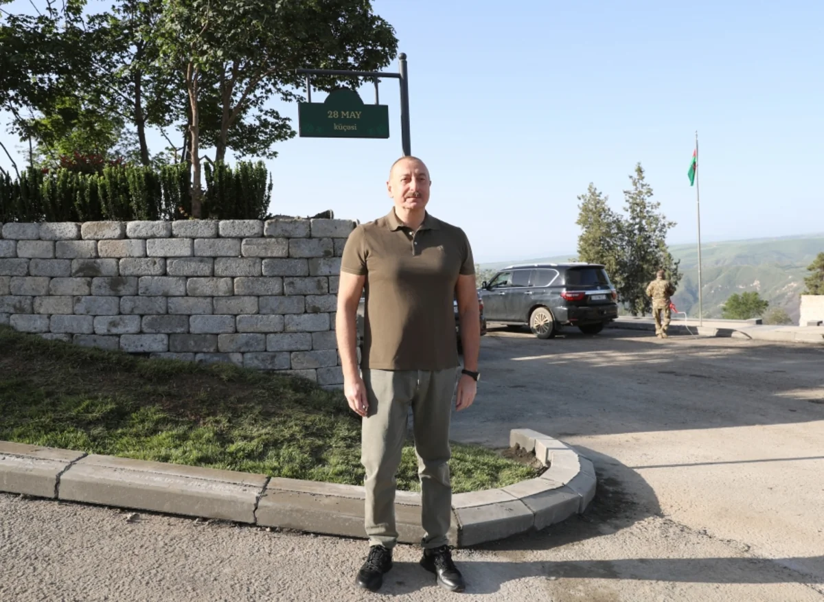 Prezident İlham Əliyev Laçın şəhərində Heydər Əliyev, Zəfər və 28 May küçələrinin kəsişməsində lövhələrin açılışını edib