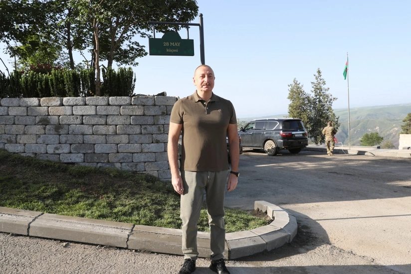 Prezident İlham Əliyev Laçın şəhərində Heydər Əliyev, Zəfər və 28 May küçələrinin kəsişməsində lövhələrin açılışını edib