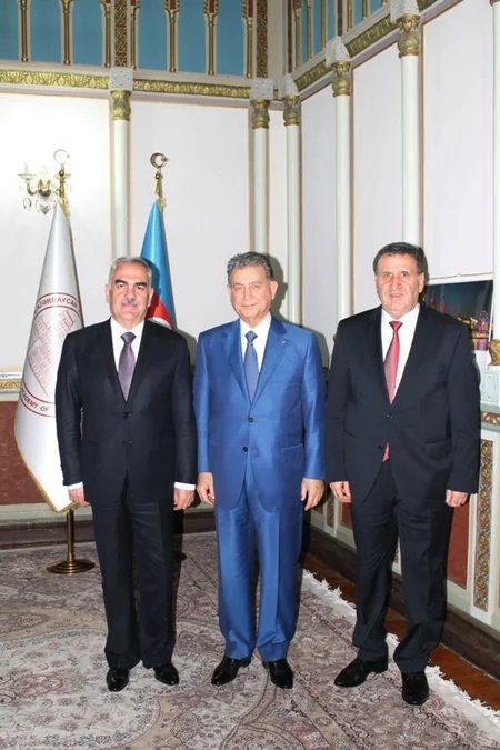 Vasif Talıbov AMEA-nın prezidentinə xatirə medalı hədiyyə edib - FOTO