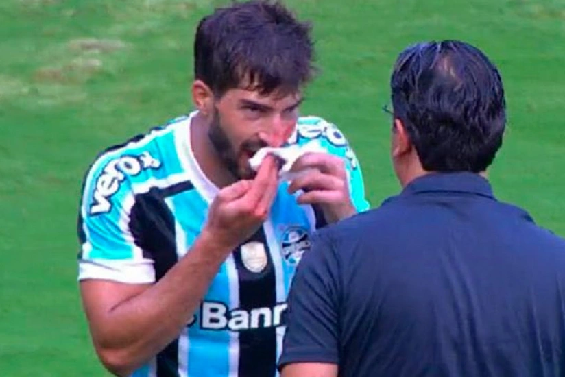Braziliyada futbolçu tribunadan atılan telefona görə xəsarət alıb