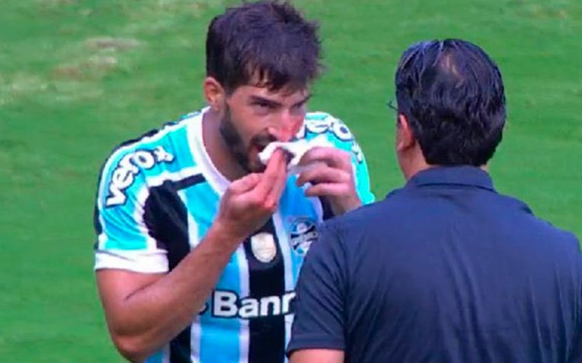 Braziliyada futbolçu tribunadan atılan telefona görə xəsarət alıb