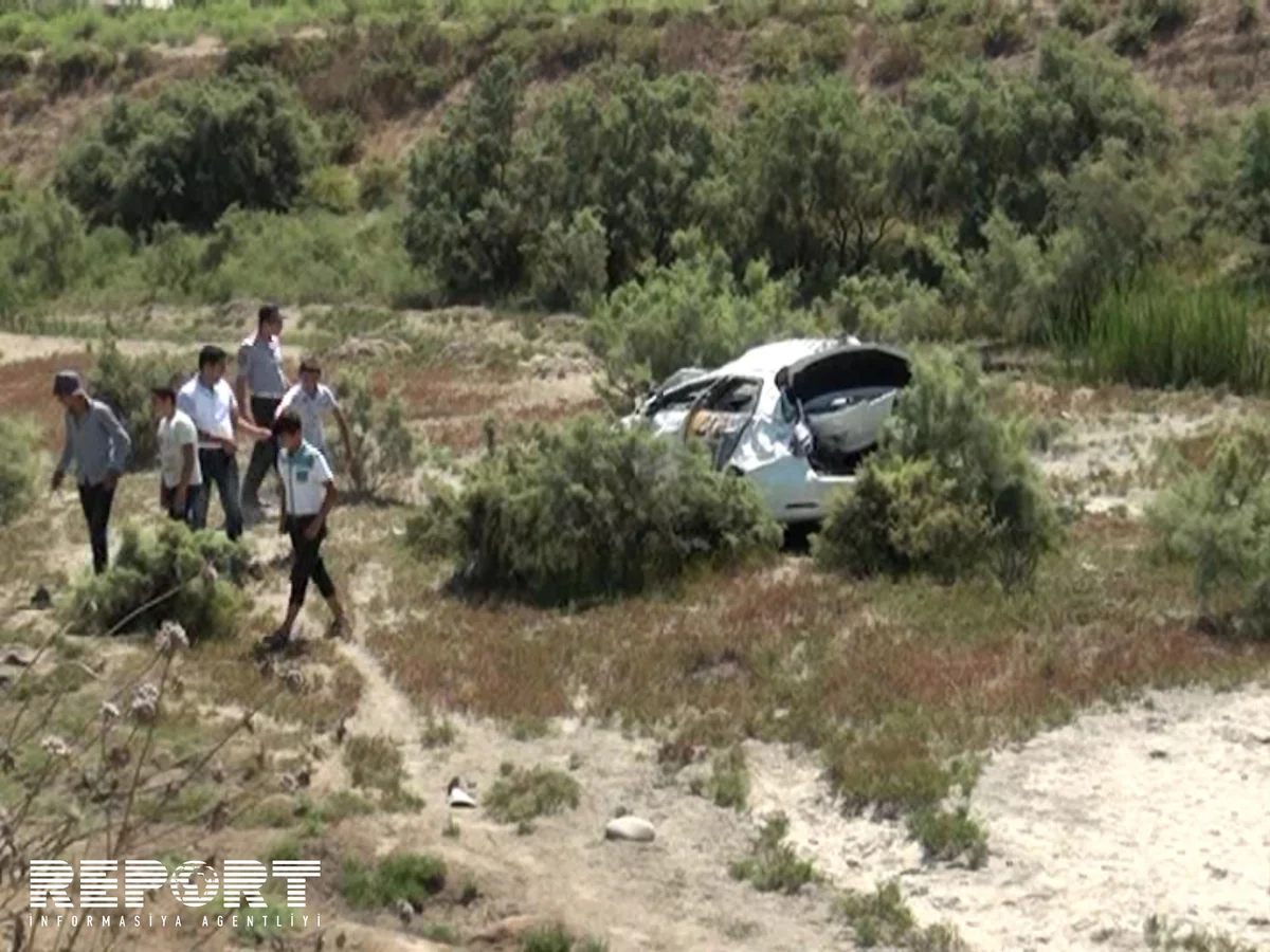 Neftçalada taksi şirkətinə aid avtomobil dərəyə aşıb, sürücü xəsarət alıb - FOTO