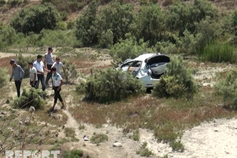 В Нефтчале автомобиль компании по предоставлению услуг такси скатился в овраг, водитель получил травмы - ФОТО