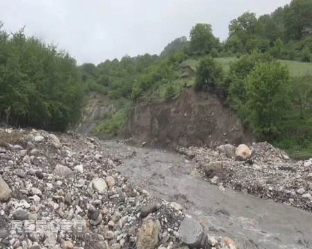 Qubada sel körpünü dağıdıb, müəllim və şagirdlər məktəbə gedə bilmir - FOTO