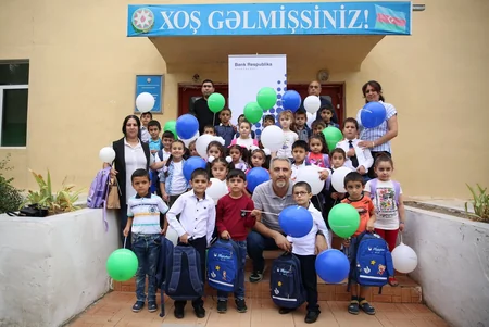 “Bank Respublika” Horadiz qəsəbəsindəki məktəbliləri sevindirib