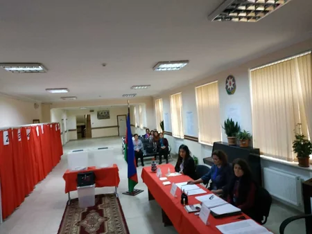 Bakının Nizami rayonunun seçki məntəqələrində bələdiyyə seçkiləri keçirilir  - FOTO