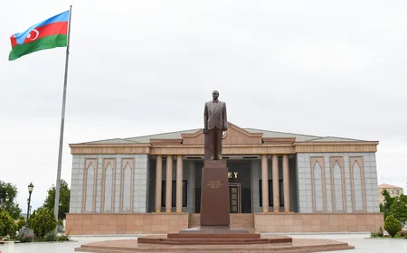 İlham Əliyev Naxçıvanda ulu öndər Heydər Əliyevin abidəsini ziyarət edib