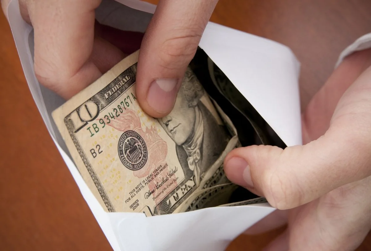 Banka saxta dollar satmaq istəyən çinlilərə hökm oxunub