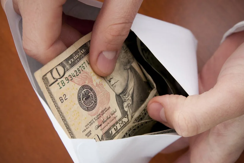 Banka saxta dollar satmaq istəyən çinlilərə hökm oxunub