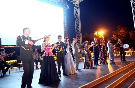 Silahlı Qüvvələrin 100 illik yubileyi münasibətilə hərbi mahnılardan ibarət konsert keçirilib