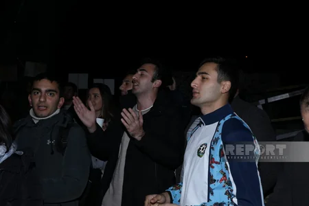 Xankəndi-Laçın yolunda aksiya iştirakçıları vətənpərvərlik ruhunda mahnılar ifa edirlər