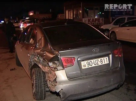 В Баку Мерседес протаранил автомобили, ожидающих зеленого сигнала светофора - ФОТО