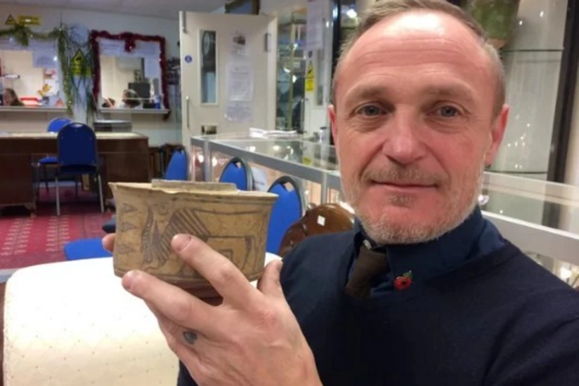 Britaniyalı bazardan təsadüfən 4 min il yaşı olan fincan alıb