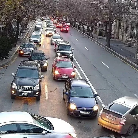 Bakının bir sıra yollarında nəqliyyatın sıxlığı müşahidə olunur