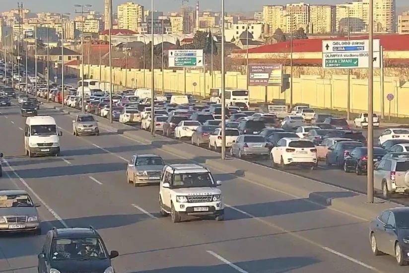 Bakının bir sıra yollarında tıxac yaranıb