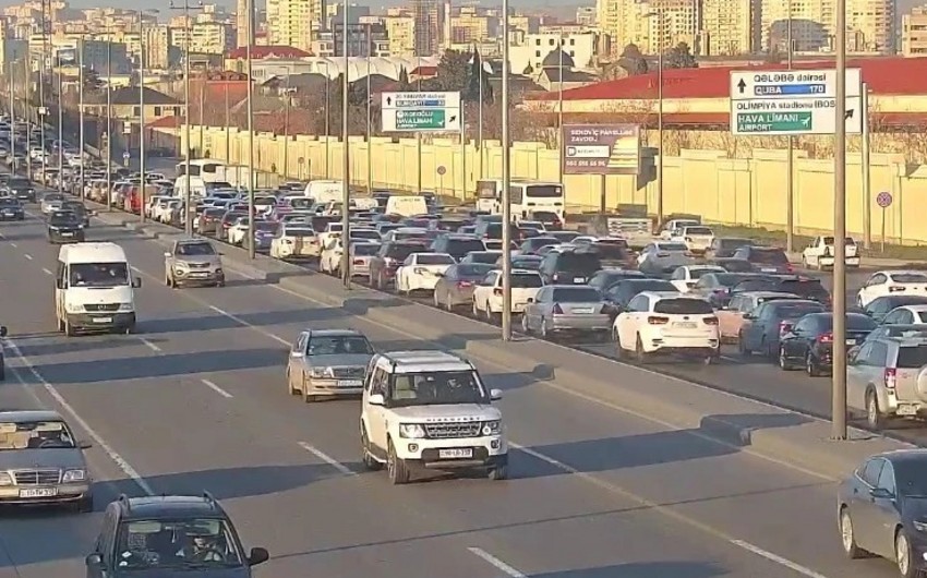 На ряде улиц и проспектов Баку затруднено движение транспорта