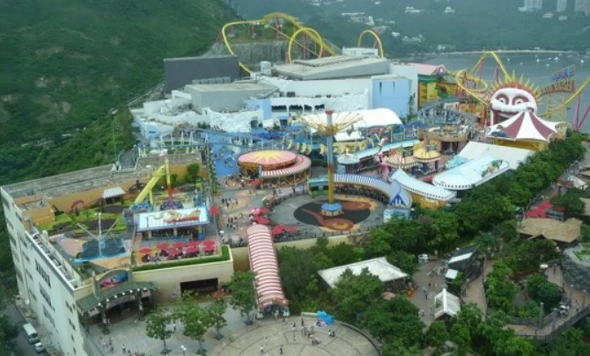 В Гонконге из-за угрозы пневмонии закрылись Disneyland и Ocean Park