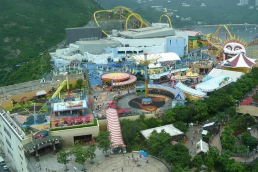 В Гонконге из-за угрозы пневмонии закрылись Disneyland и Ocean Park