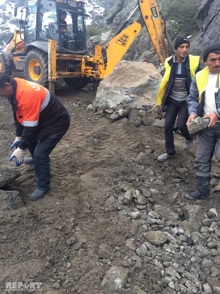 Lerikdə dağ uçqunu baş verib, 150-dən artıq avtomobil yolda qalıb