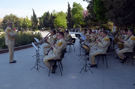 Silahlı Qüvvələrin hərbi orkestrlərinin nümunəvi çıxışları təşkil olunub