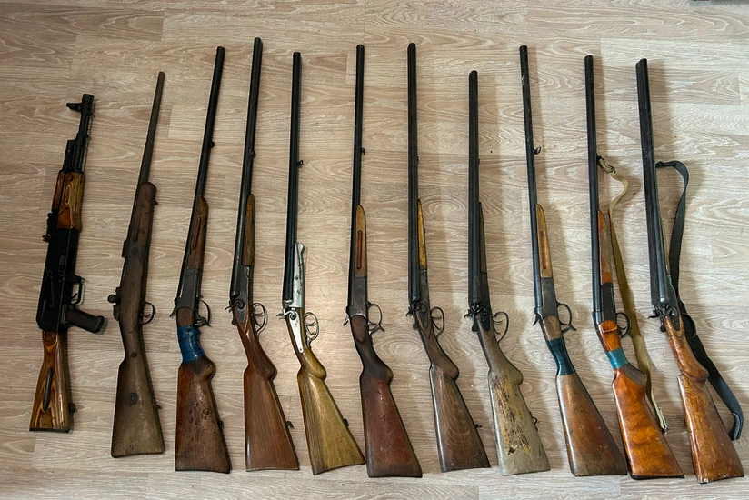 Şirvanda qanunsuz saxlanılan silahlar polisə təhvil verilib