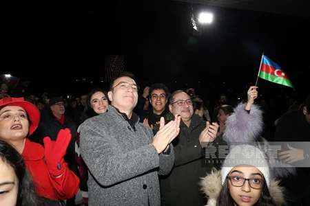 Bakıda Heydər Əliyev Mərkəzinin qarşısında xalq seçkinin ilkin nəticələrini izdihamla qeyd edir