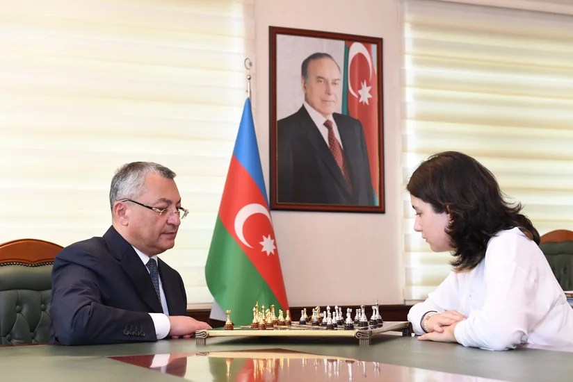 Dövlət Komitəsinin sədri məktəbli ilə şahmat oynayıb