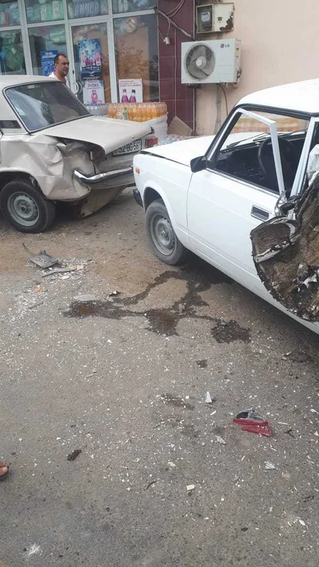 Salyanda sərnişin mikroavtobusu 4 maşına çırpılıb, xəsarət alan var