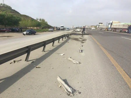 Hacıqabulda yol qəzası baş verib, yol təsərrüfatına ziyan dəyib