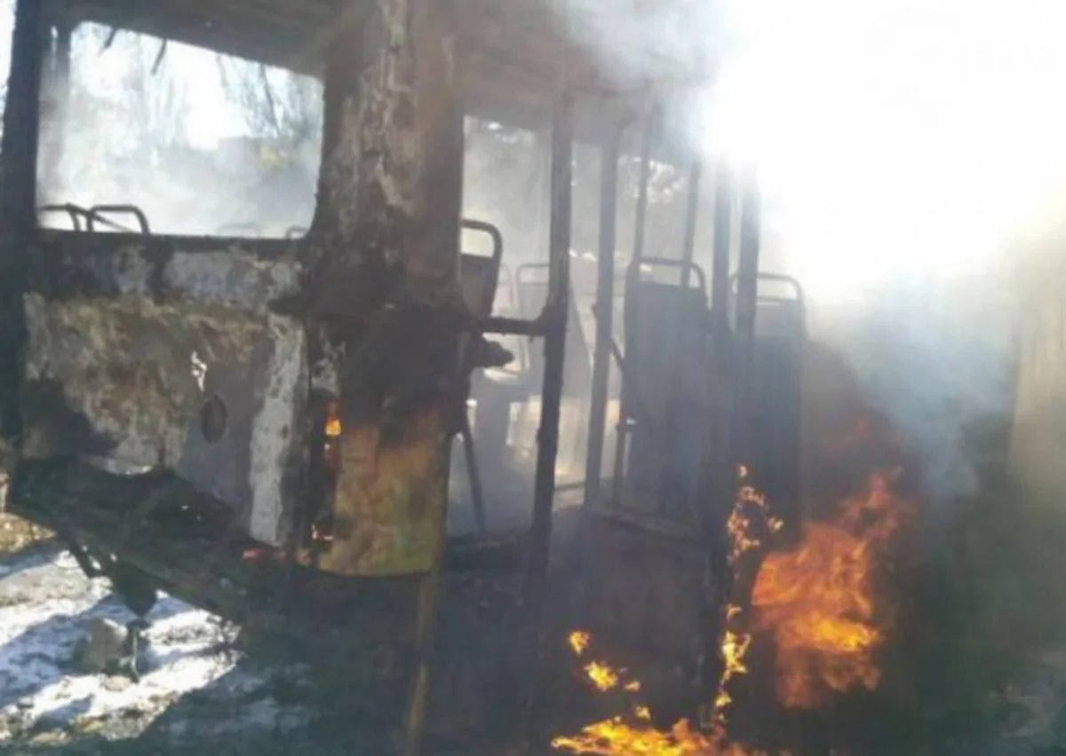 Bakıda avtobus yanıb