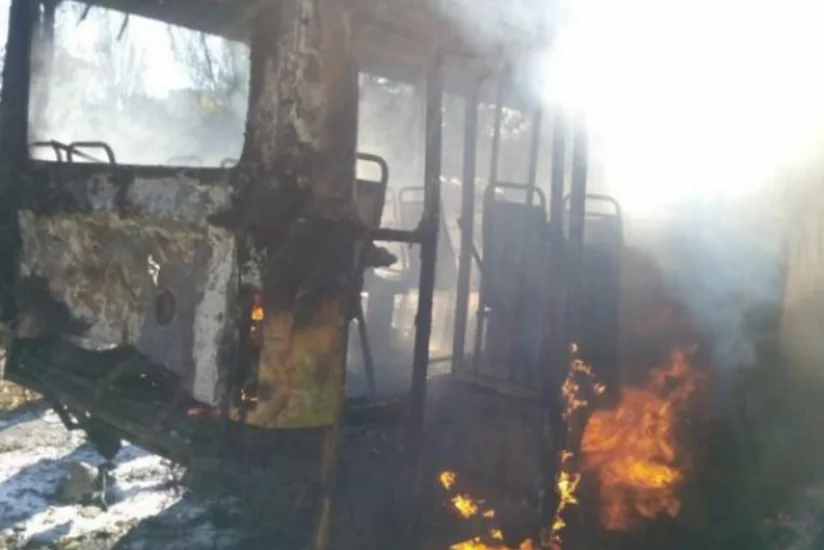 Bakıda avtobus yanıb