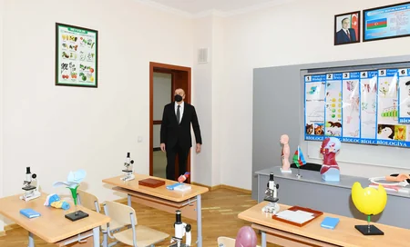 Prezident Bakıda yeni tikilən iki məktəbdə yaradılan şəraitlə tanış olub