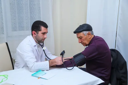 West Hospitalın həkimləri sosial xidmət müəssisəsinin sakinlərini müayinə edib